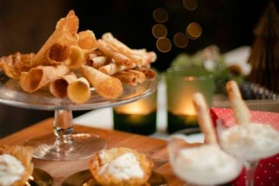 Krumkaker med mousse og bær á la mamma Rødseth