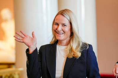 Mette-Marit ankom Slottet med pustemaske