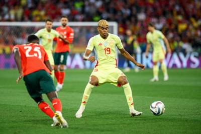 Spania mot Portugal er bekreftet som høydepunktet i VM-åttendedelsfinalene på mandag