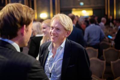 Hovedindeksen på Oslo Børs stiger 0,3 prosent fredag morgen. Teknologiaksje stuper fra start.