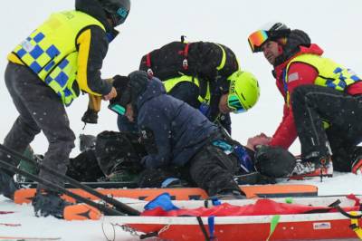 Ny skrekkulykke i OL-halfpipen – gullfavoritt fraktet vekk på båre