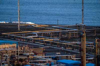 Handelsoverskuddet raste 40 prosent i november