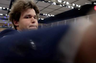 Her slår Magnus Carlsen til kameraet etter tapet
