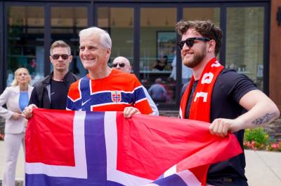 Støre skal se VM-kamp i Arendal