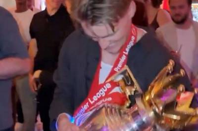 Her danser Ødegaard med Premier League-trofeet