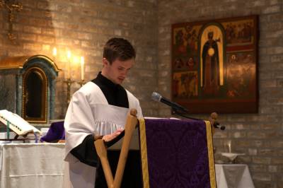 Leonard (23) gikk fra «bastant ateist» til katolikk: – Noe ærbødig over det som appellerte til meg