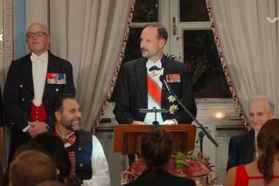 Her får kong Haakon salen til å le