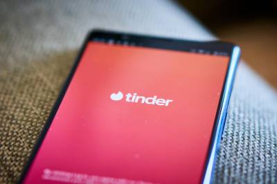 Ny Tinder-AI vil snoke i bilderullen din