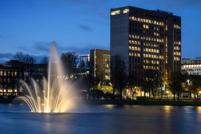 Ansatte og politikere har fått telefon- og SMS-logg stjålet og spredd