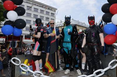 Nå er Pride-paraden igang: Se bildene fra folkefesten