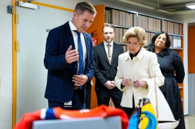 Dronning Sonja rørt av barnetegningene