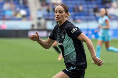 Spanias verdensmester Esther González sletter alle bildene av sin kone og sitt barn etter å ha blitt med i den saudiarabiske ligaen