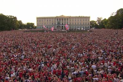 Tusenvis «roer» i Oslo for å feire Norges historiske prestasjon i verdensmesterskapet