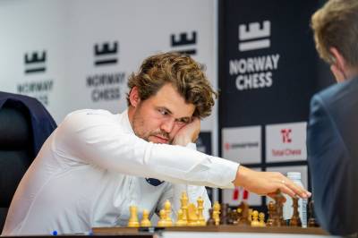 Remis for Carlsen etter absurd parti: – Noe av det dårligste jeg har sett på toppnivå