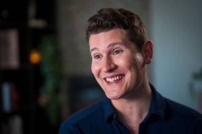 Henrik Farley med gladnyhet