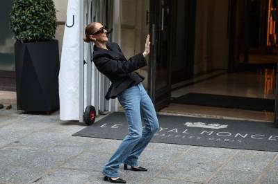Titusener samlet i Paris: Céline Dion gjør comeback