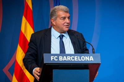 FC Barcelonas president Joan Laporta trekker seg for å stille til gjenvalg neste måned