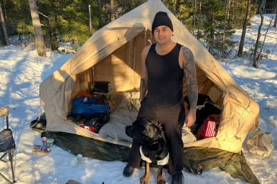 Jonatan (25) eier leilighet på Bislett men bor i telt