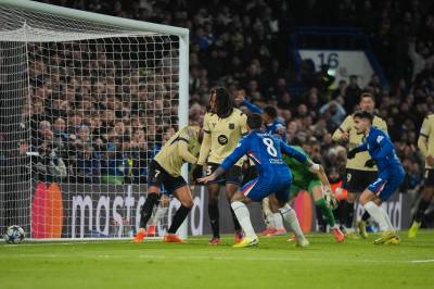 Komisk selvmål og drømmemål ga Chelsea 3-0 mot ti Barcelona-spillere