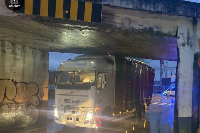 Sandnes: Lastebil sitter fast under bro