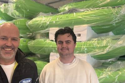 180 båter revet bort