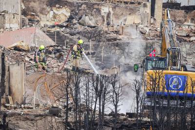 Krimteknikere på plass på brannstedet i Krokstadelva