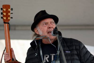 Neil Young krever 10 millioner dollar fra Trump-organisasjon