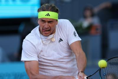 Alexander Zverev klarer seg gjennom sin nest lengste Grand Slam-kamp i første runde av US Open