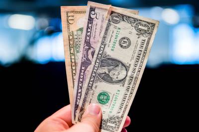 Dollaren faller etter toll-uro