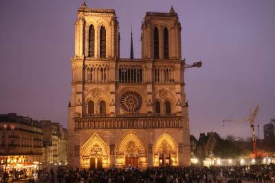 Hva heter denne berømte katedralen i Paris?