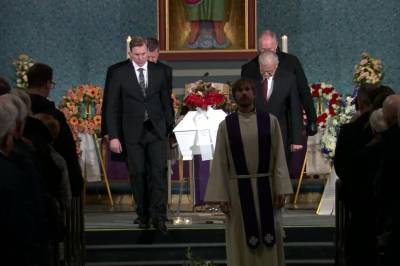 Her bæres Hareides kiste ut