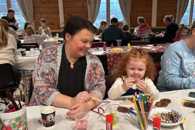 Her lagar dei sine eigne gåver og julepynt