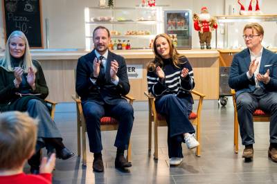 Kronprinsfamilien på sykehjemsbesøk