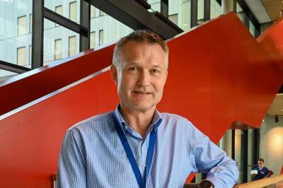 Venter med å lyse ut toppstillingen