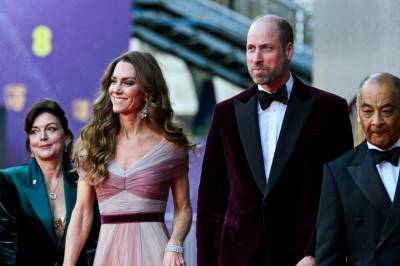 Dukket opp midt i familieskandalen