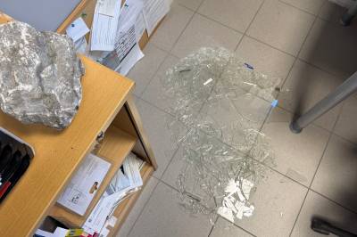 Kastet stor stein mot vindu som spratt tilbake på butikkbilen: – Ødeleggelser for en del tusen