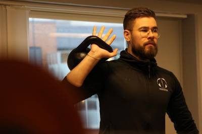 Eirik skriver bøker som kan gi ham færre kunder