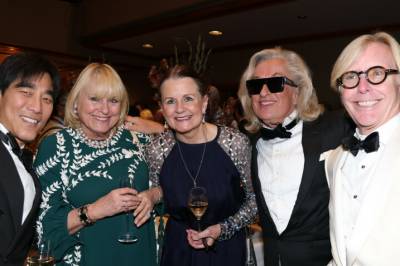 Bli med inn på bryllupsfesten