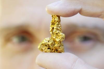 Gullprisen faller til tross for krig og uro