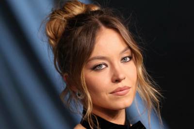 - Hun stikker ut så mye over livet