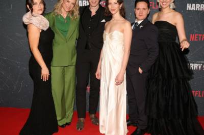 NÅ: Kjendisene strømmer til