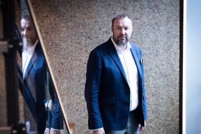 Flere støtter Bech Holte etter motbok: – For meg er det bare et stort gjesp