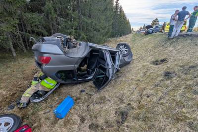 Hang opp ned i bilvraket etter dramatisk frontkollisjon