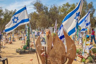 Israelerne slår av gisselklokken etter 844 dager etter angrepet i oktober 2023