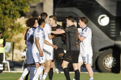 Absurde scener: Her blir Emil Kornvig slått til