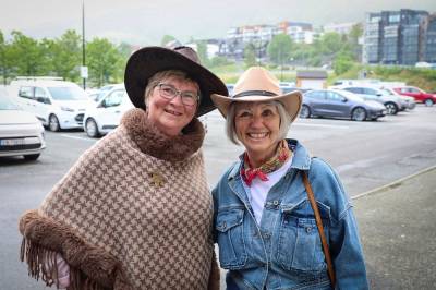 Cowboyhattene og boots’ene er på: Nå er Arna klar for fest