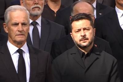 Volodymyr Zelenskyj går bak Støre og stortingspresidenten i prosesjonen
