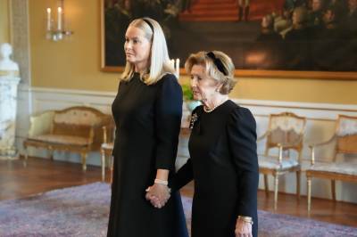 Dronningene gikk hånd i hånd