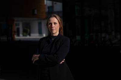 – Man tror at folk ikke jobber hvis man ikke ser på dem