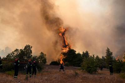 Skogbrannene i Hellas: To brannhelikoptere har kollidert